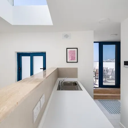 Trinity House With A Private Rooftop Pool *