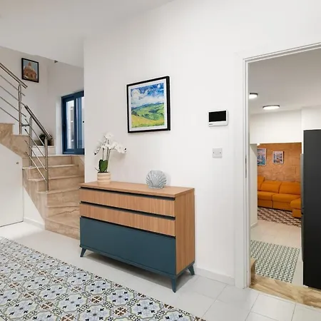 Trinity House With A Private Rooftop Pool